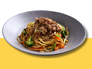 Noodles topped with sliced beef, broccoli and bell peppers